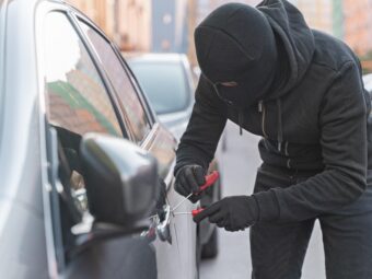 nahaufnahme-eines-mannes-der-versucht-ein-auto-einzubrechen